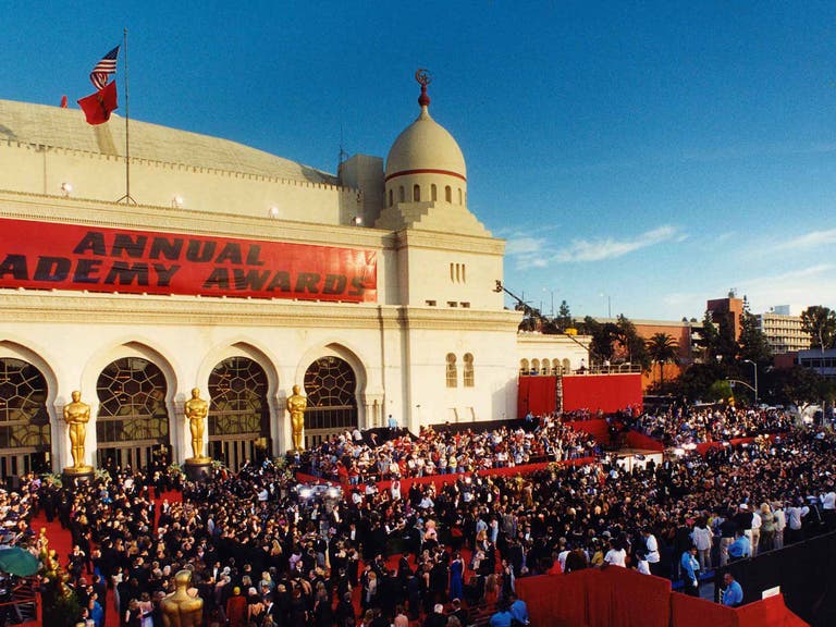 The red carpet outside the Shrine Auditorium during the 72nd Annual Academy Awards (2000).