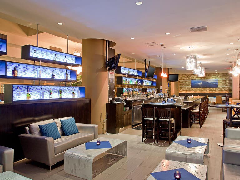 Blu Restaurant and Lounge at Crowne Plaza Los Angeles Harbor in San Pedro
